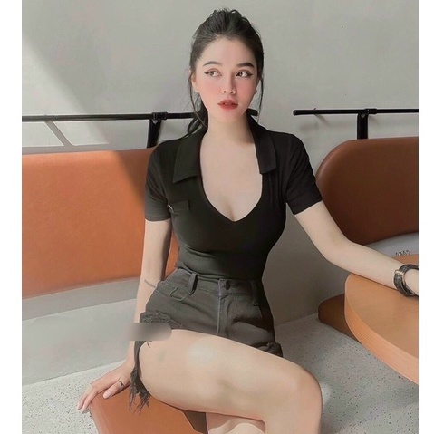 Áo cổ U bẻ huy hiệu chất siêu đẹp