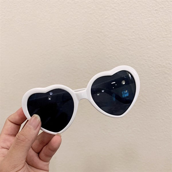 Kính mát hình trái tim gọng dày dễ thương | BigBuy360 - bigbuy360.vn