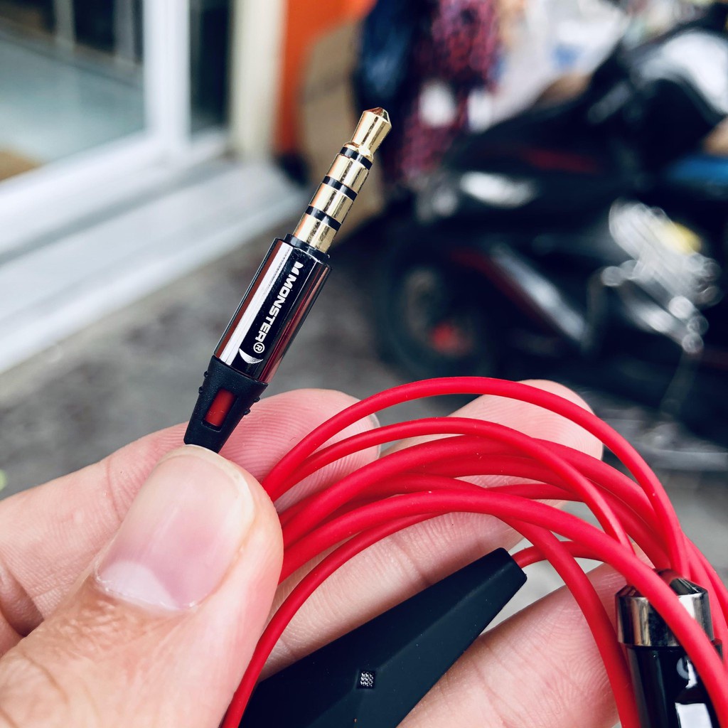 Tai nghe iBeats Monster.Thiết kế thể thao, chất âm trầm mạnh mẽ, bass sâu dày. Chân kết nối 3.5mm