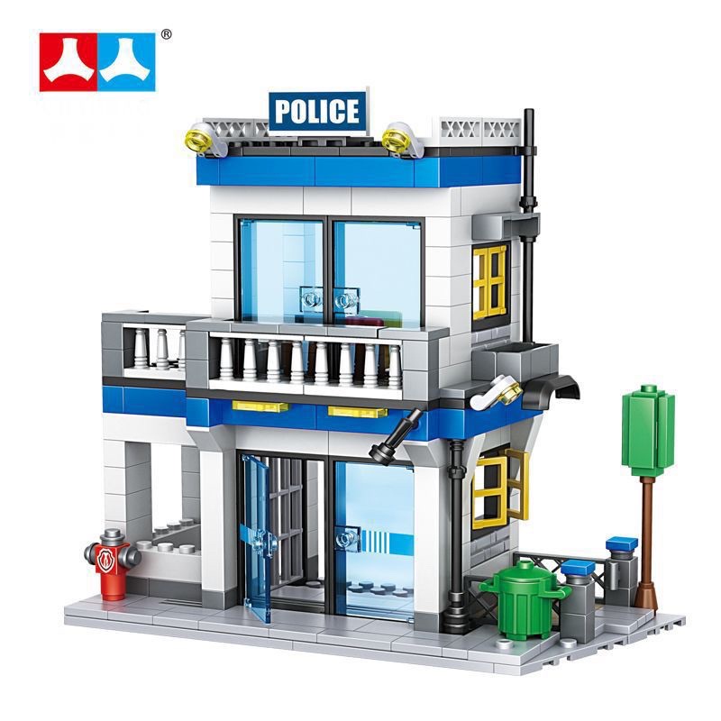 Lego con trai lắp ghép ngôi nhà chiến đấu với 382 miếng ghép