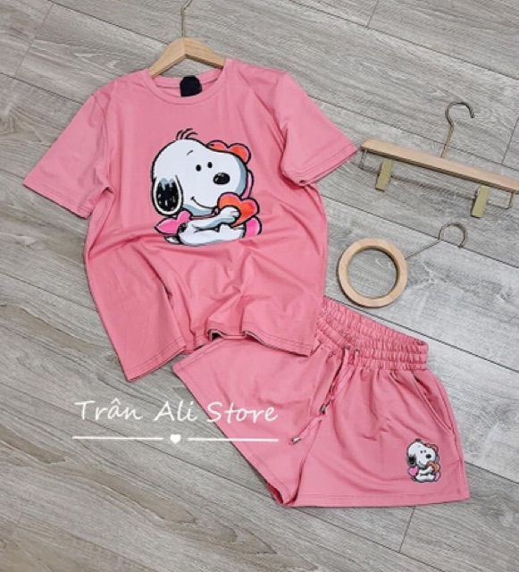 Bộ nữ thun vải cotton cộc tay quần short đùi in hình cún snoopy | BigBuy360 - bigbuy360.vn