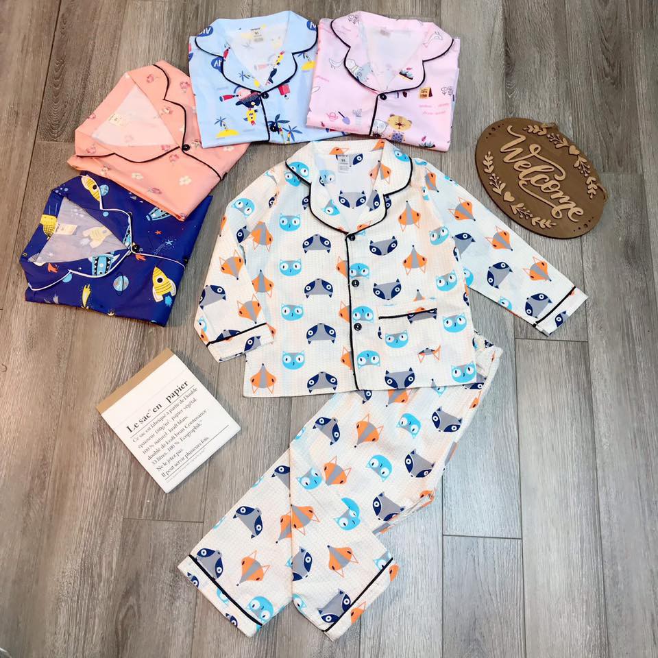 Pijama thô lụa viền đen in hình ngộ nghĩnh cho bé.