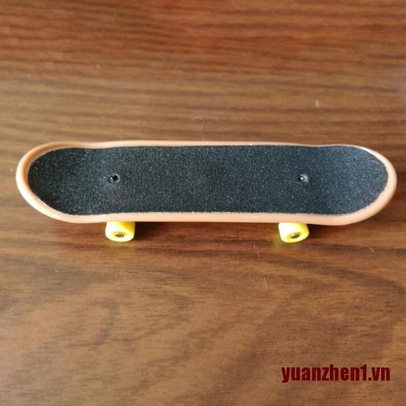 Chiếc ván trượt ngón tay mini in họa tiết đẹp mắt cho trẻ em