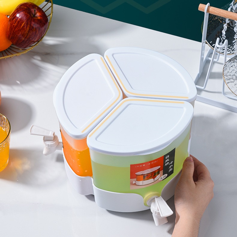 Bình đựng nước tủ lạnh chia 3 ngăn dung tích 5,2L có đế xoay