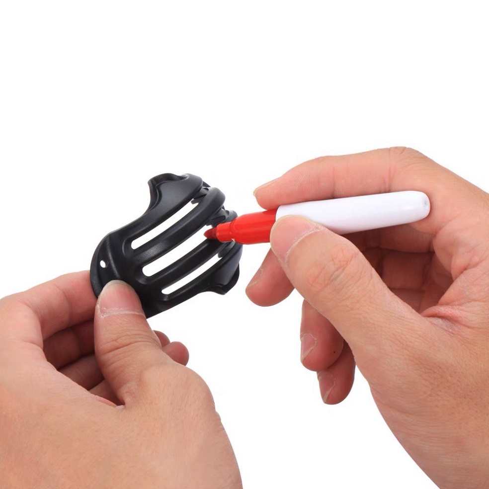 Dụng cụ kẻ line golf trên bóng có kèm bút giúp nhận biết đường bóng rõ hơn