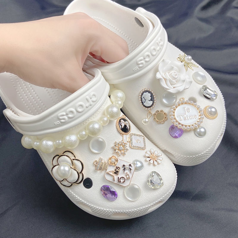 Hạt Charm Hình Đôi Giày croc Dùng Làm Phụ Kiện Giày Cho Nam Và Nữ