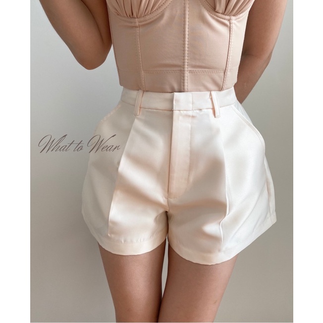 Quần short xoè nhấn li by Whattowear