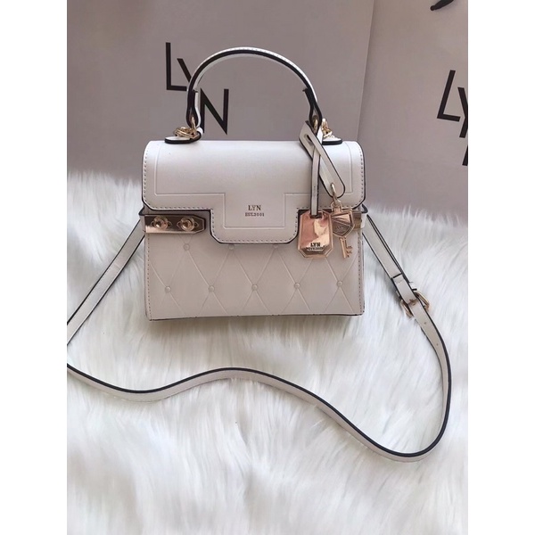 Túi L.Y.N quai cầm ô trám sz21cm