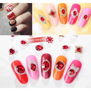 Đá hình màu đỏ các mã