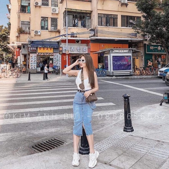 Chân váy jeans xẻ trước túi hộp