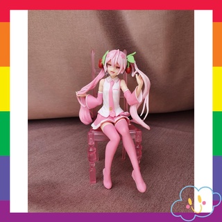 Mô hình nhân vật hatsune miku ngồi ghế hồng - mô hình không hộp