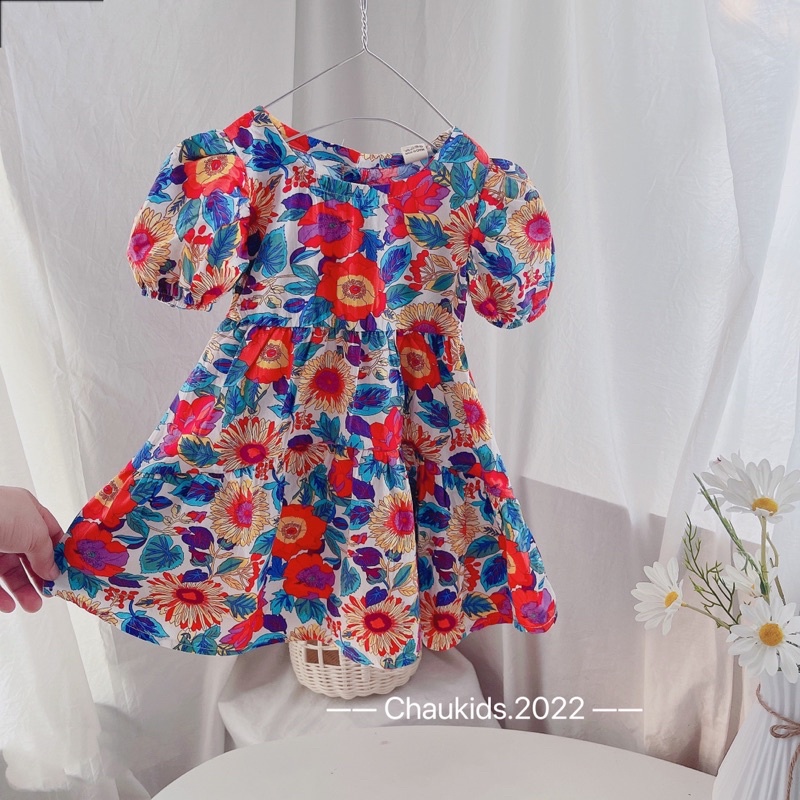 Váy hoa cúc sặc sỡ bé gái