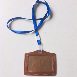 20 bộ -Thẻ đeo nhân viên bằng da, màu nâu + dây đeo bằng lụa xanh dương, kẹp bằng nhựa .