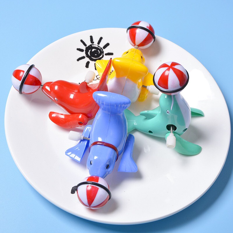 Đồ Chơi Cá Heo Vặn Cót Xoay Bóng 360 Độ - Hải Cẩu Biểu Diễn Xiếc Cho Bé - Shop Bố Mốc