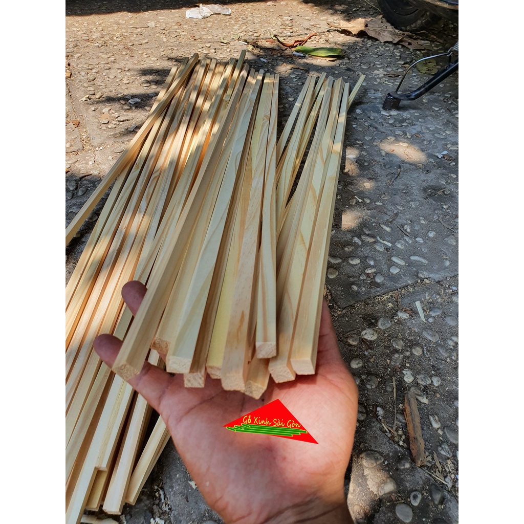 Thanh gỗ thông vuông 1cm ,dài 1m2 đã bào láng 4 mặt thích hợp dùng làm nẹp chỉ, đóng chuồng thú cưng, mục đích khác...