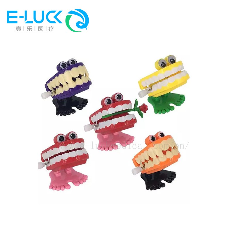 1pcs easy and convenient Cute jumping teeth toy on the clockwork tooth jewelry kindergarten holiday gift puzzle for children