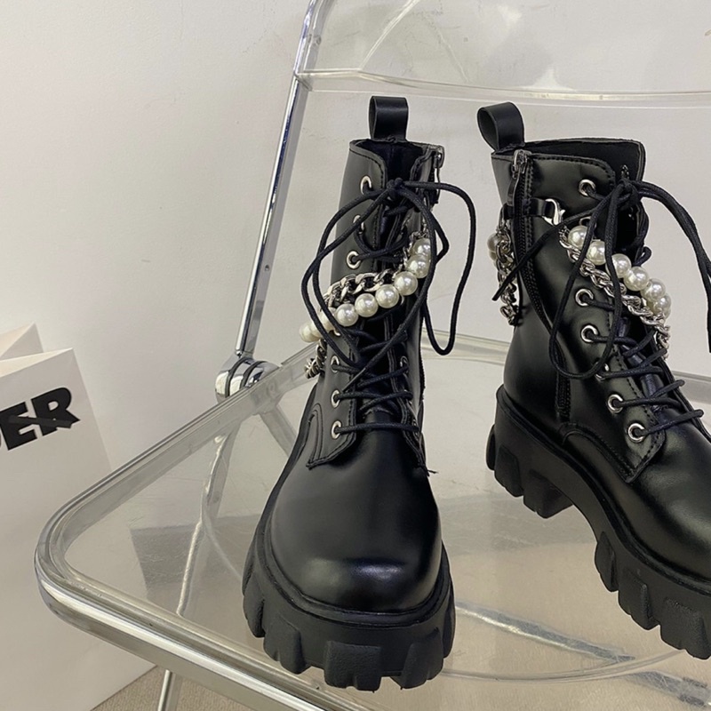 Giày boots cao cổ đế 5cm kèm phụ kiện dây ngọc trai nhân tạo Déluge
