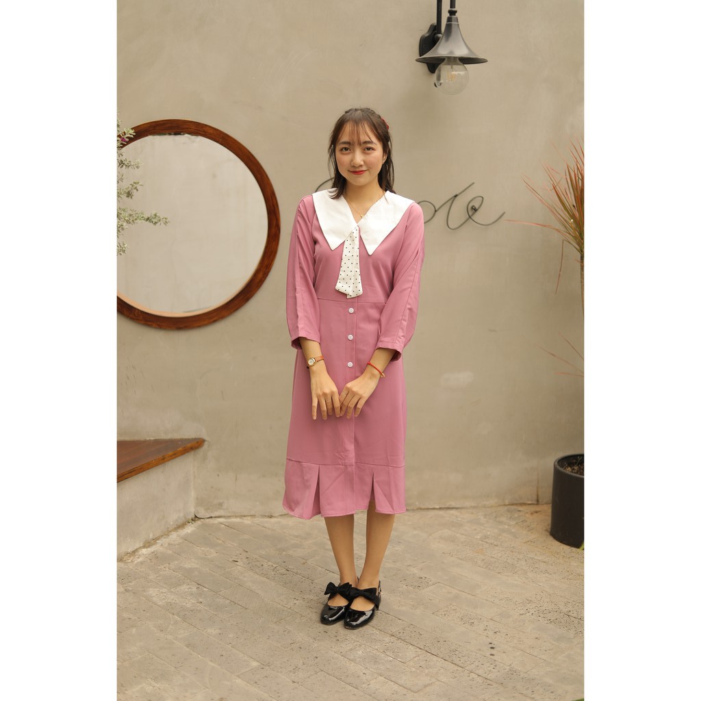 Váy hồng dài cổ nơ chấm bi đính cúc