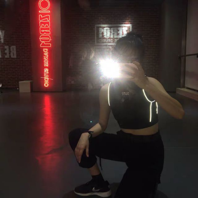 (Sẵn) 😎 Áo ba lỗ croptop có line phản quang phong cách Âu Mỹ | BigBuy360 - bigbuy360.vn