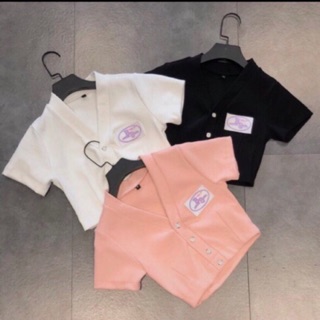 👽Croptop Cổ V Gài Nút Logo