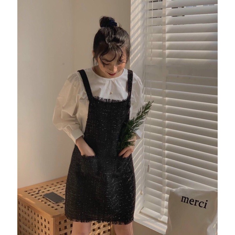 Yếm bố đen tua rua + áo trắng | BigBuy360 - bigbuy360.vn