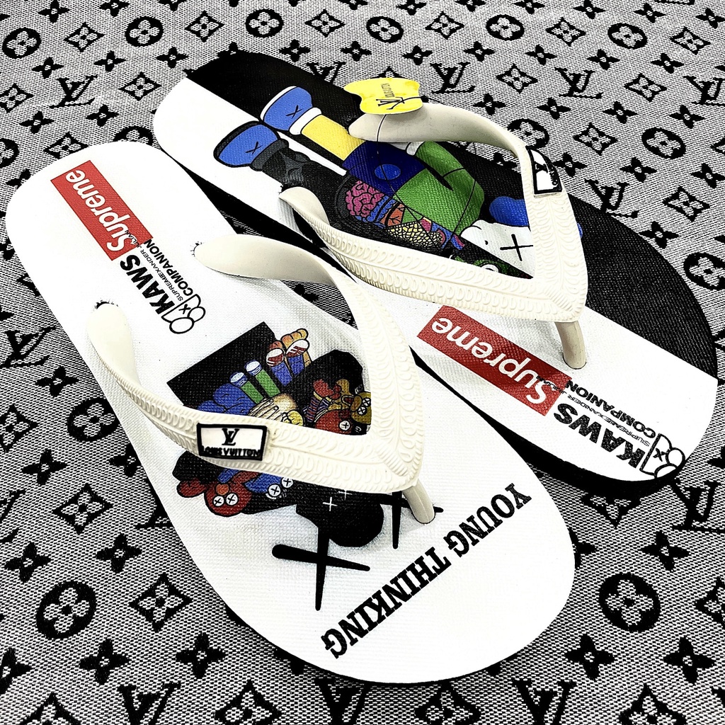 Dép Kaws x Supreme xỏ ngón nam thời trang siêu hot mẫu mới 2022. Sẵn 2 màu lựa chọn dép đế xịn chống trơn trượt