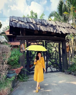 ĐẦM MAXI VÀNG CỔ V