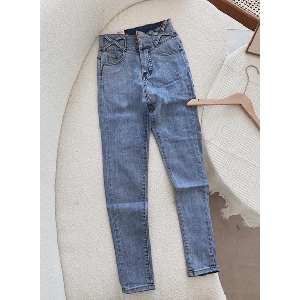 Quần jeans ôm eo cách điệu