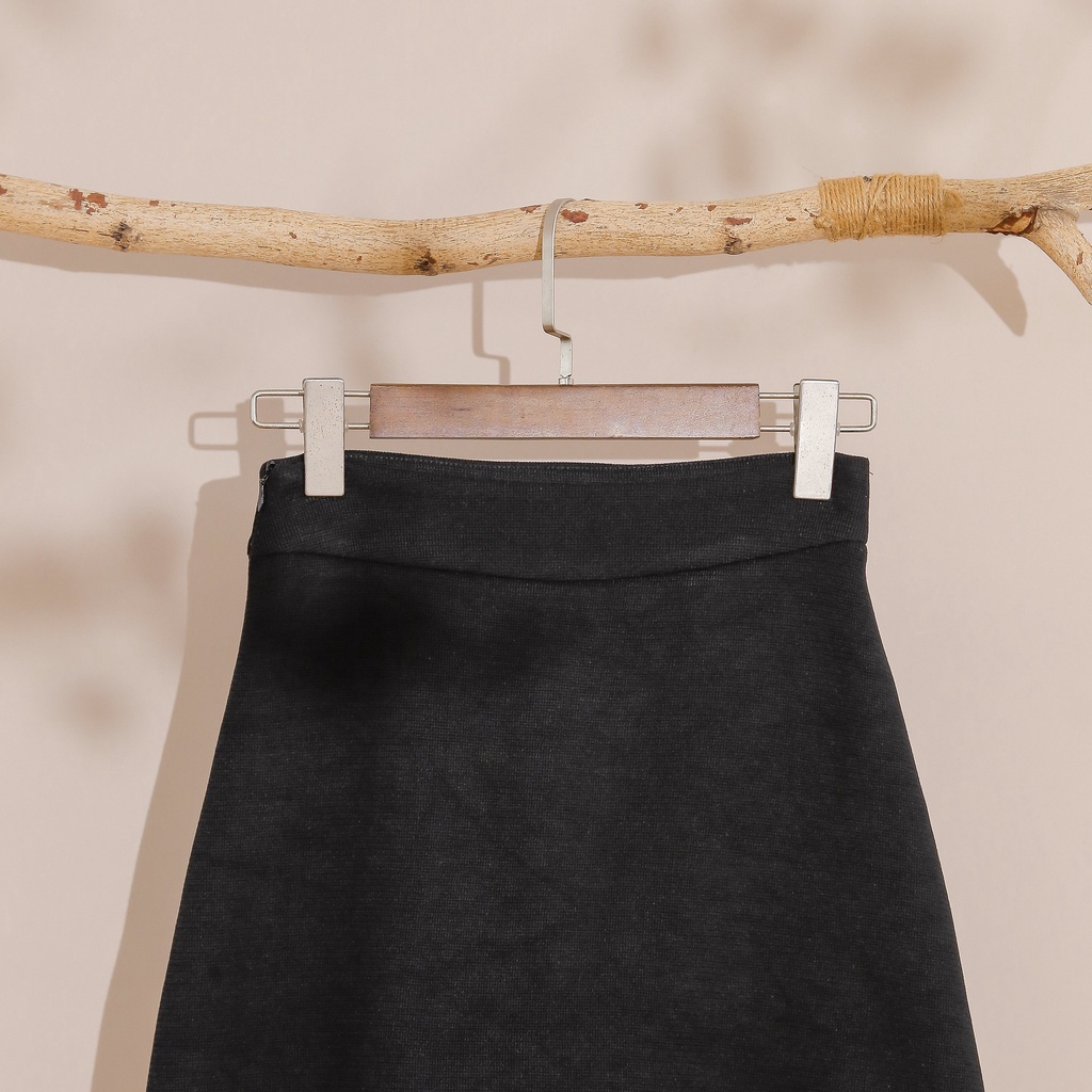 Chân Váy Nữ Dáng A MOMOCO Kiểu Dáng Tối Giản Hiện Đại M2725