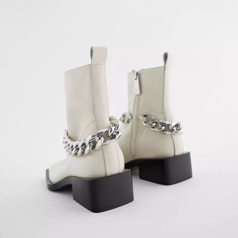 Boots mũi vuông cổ gắn xích