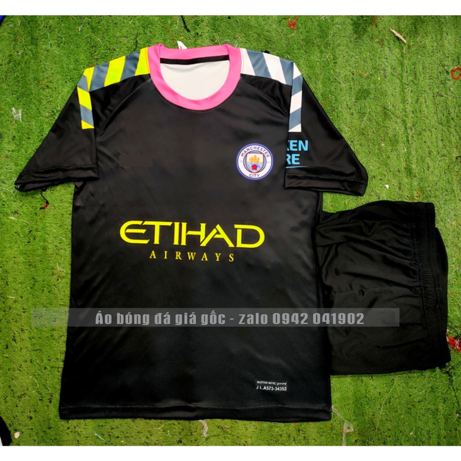 Bộ quần áo bóng đá CLB Mancity đen thun lạnh ở ngoài đẹp hơn ảnh