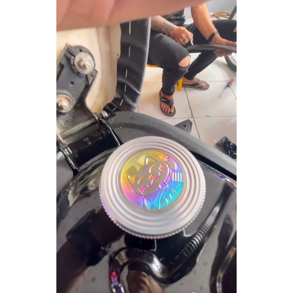 Nắp bình xăng CNC tặng kèm Titan mèo thần tài