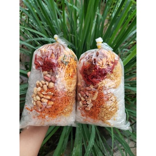 Bánh tráng trộn nhà làm kèm nước sốt cực ngon .