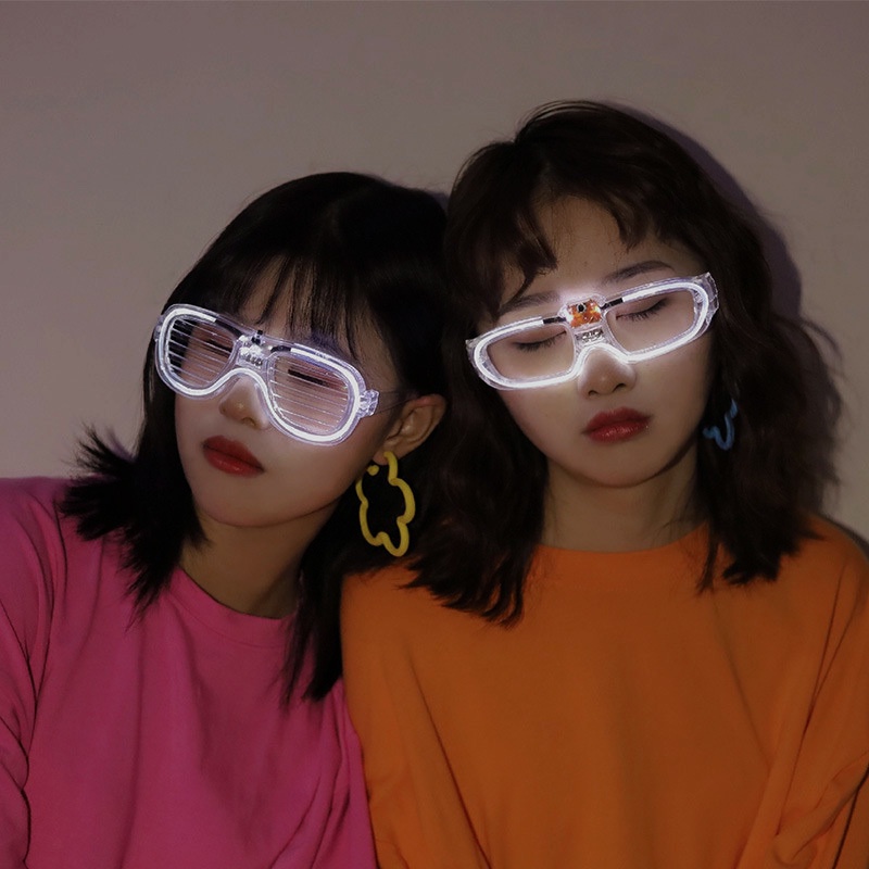 Mắt kính gắn đèn LED phát sáng độc đáo