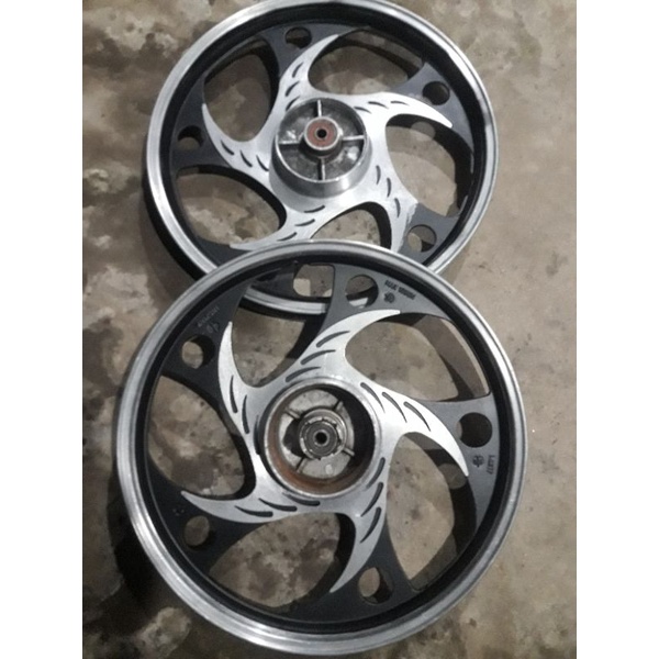 Cặp mâm 5 cây quạt.đùm.rã xe.còn nguyên xi.có trầy.có luôn bạc đạn.