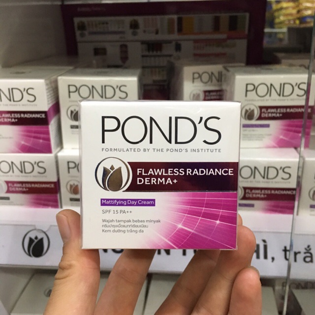 Kem dưỡng trắng da ban ngày cao cấp Ponds Flawless Radiance