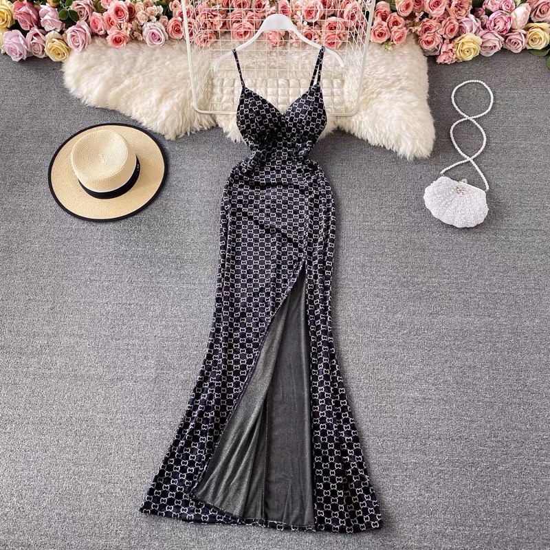Khí chất thanh lịch cổ chữ V khoét lưng thấp gợi cảm đầm dạ hội ôm dáng váy nhung cạp cao xẻ tà dài