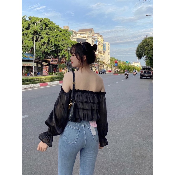 Áo bẹt vai tầng có ánh nhũ