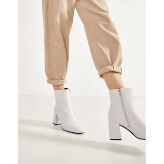 Boots trắng nữ tính - bershka