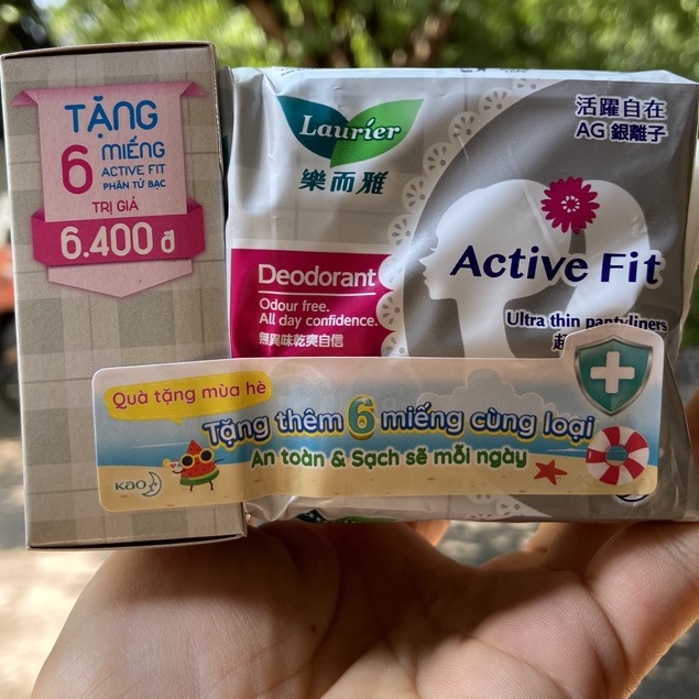 BĂNG VỆ SINH HÀNG NGÀY LAURIER PHÂN TỬ BẠC 18 MIẾNG tặng 6 miếng