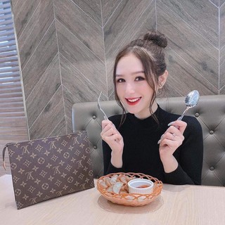 Clucth L❤️V pouch 26