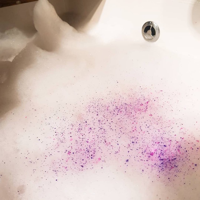 Bánh tạo bọt bồn tắm LUSH - A French Kiss bubble bar | BigBuy360 - bigbuy360.vn