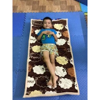 Thảm nỉ trải giường lưới cho bé đi học