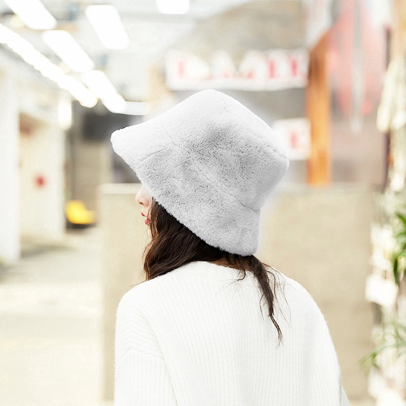 Soft wide-brimmed velvet hat to keep warm in winter style for women