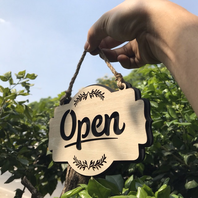 Bảng gỗ trang trí khắc tên 2 mặt Open/Closed treo cửa OC01