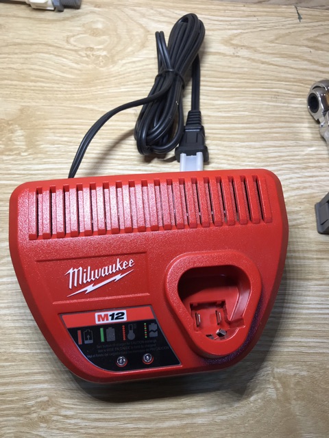 Xạc pin milwuakee m12