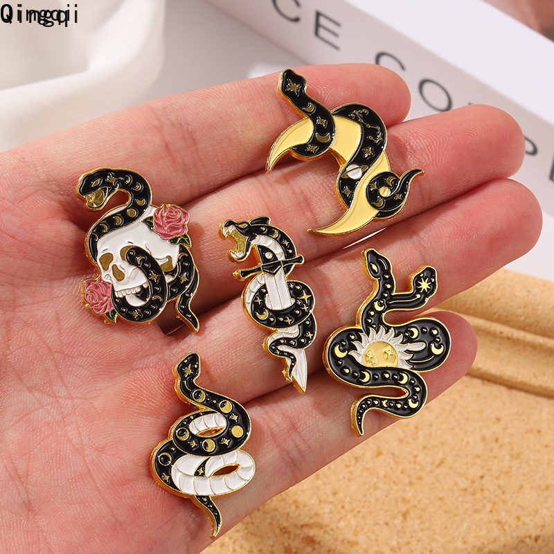 Ghim cài áo Miss Zoe hình đầu lâu/ hoa hướng dương/ rắn đen phong cách gothic thời trang