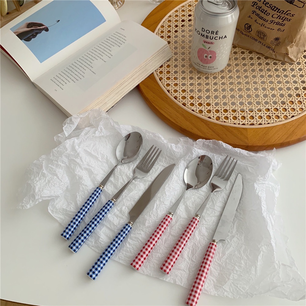 Muỗng/ Nĩa bằng thép không gỉ tay cầm sứ họa tiết sọc caro màu xanh dương/ đỏ dành cho bàn ăn gia đình