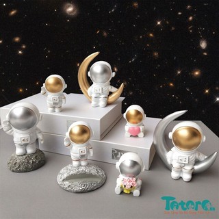 Mô hình Phi Hành Gia vẫy tay và ngồi trên mặt trăng