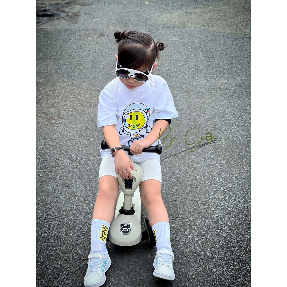 Áo thun tay lỡ, cổ tròn cho bé và gia đình họa tiết D.r.e.w phi hành gia vải cotton mềm mịn, thoáng mát – Sammy_VN